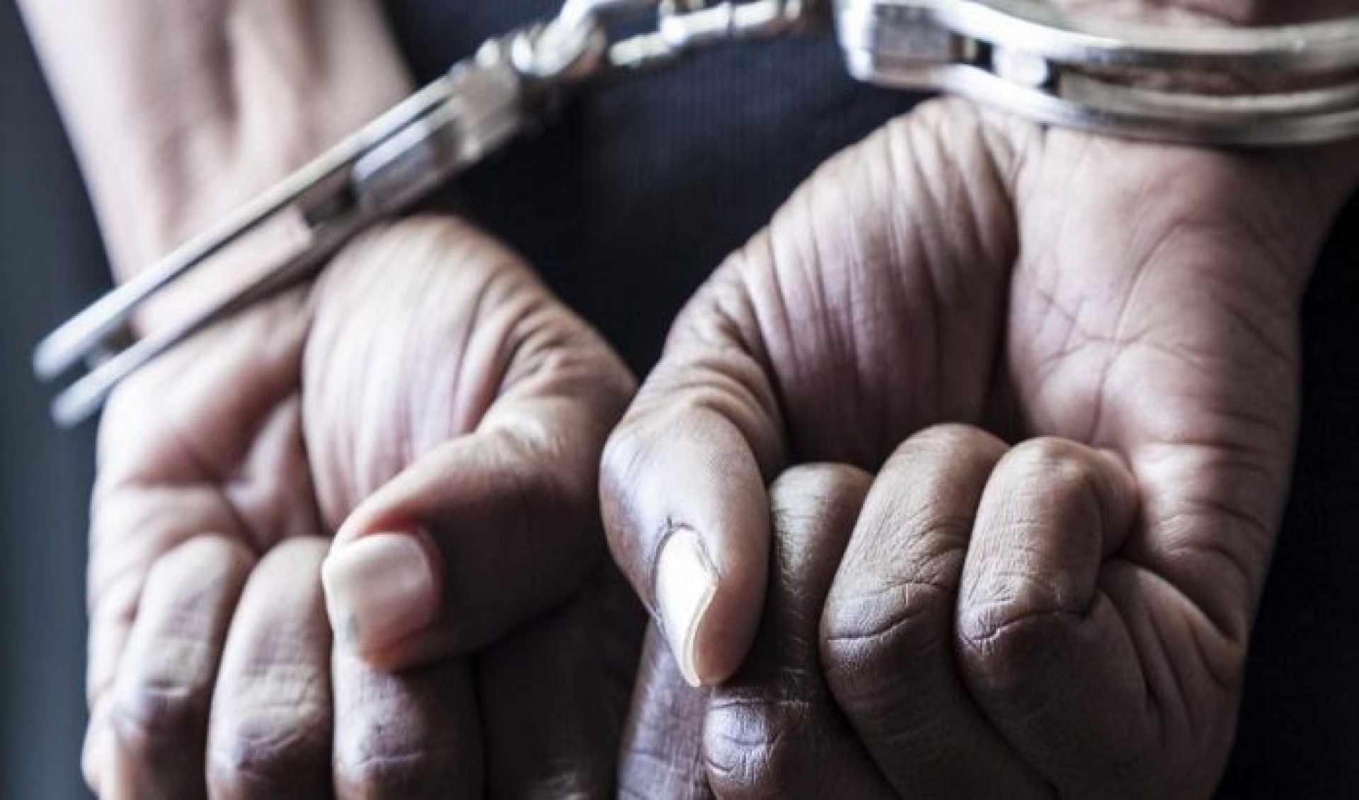 Fue arrestado por golpear a varios civiles y a un policía