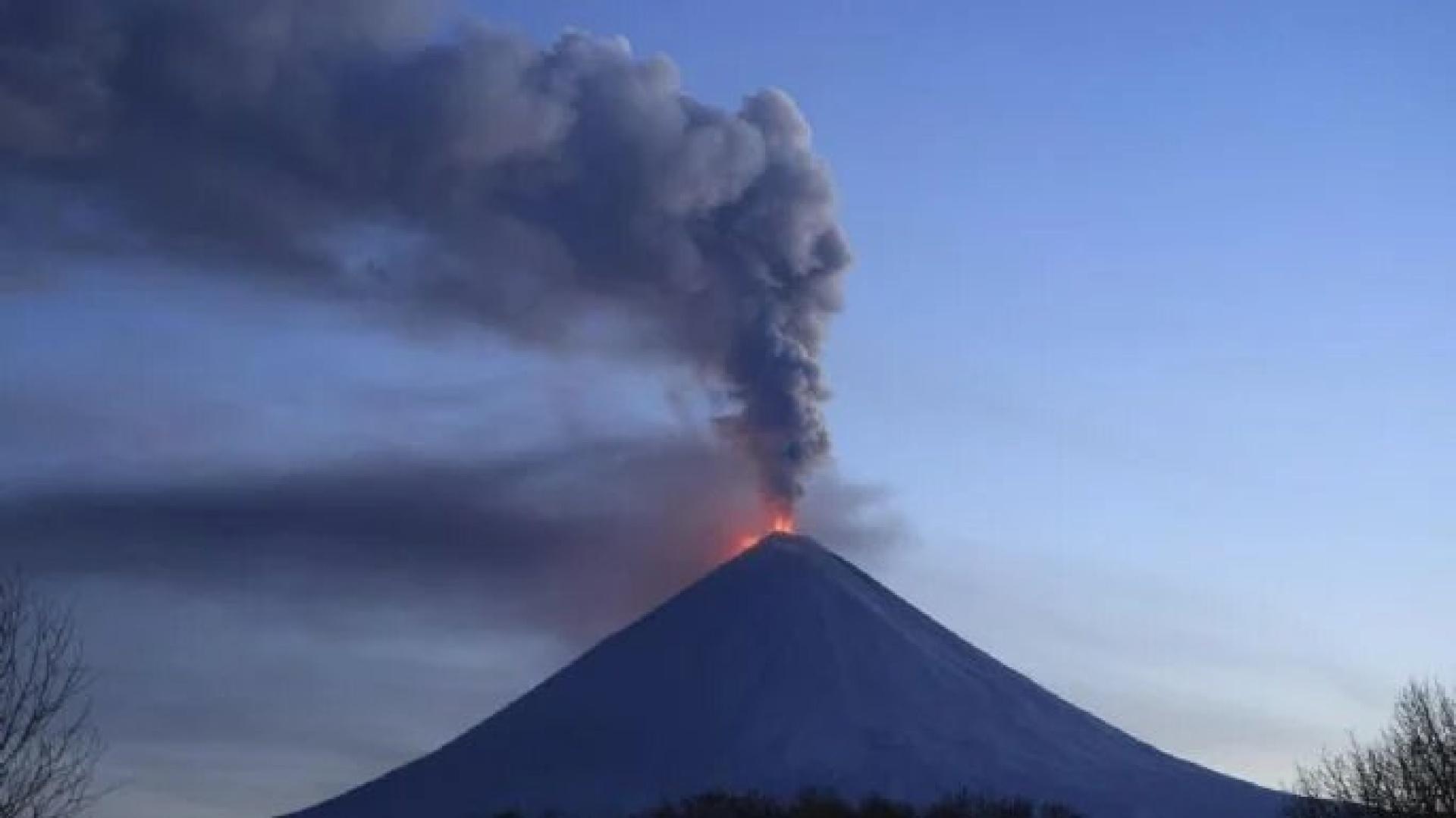 Volcán Klyuchevskaya Sopka en Rusia entra en erupción