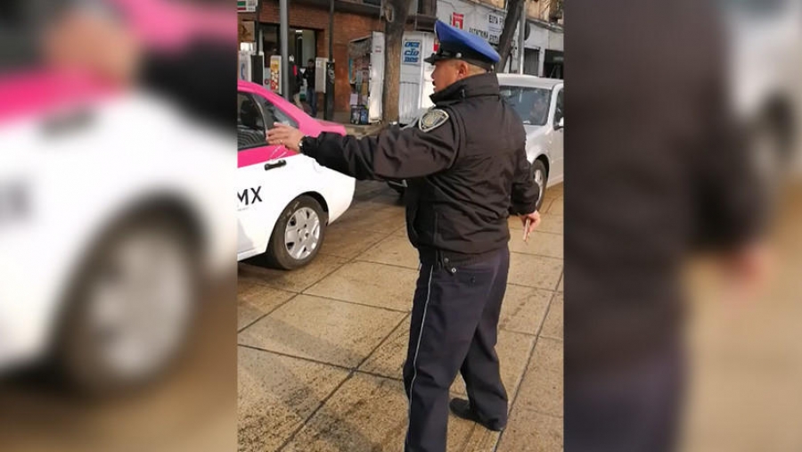 VIDEO: Un amable agente de tránsito de CDMX arrasa en las redes