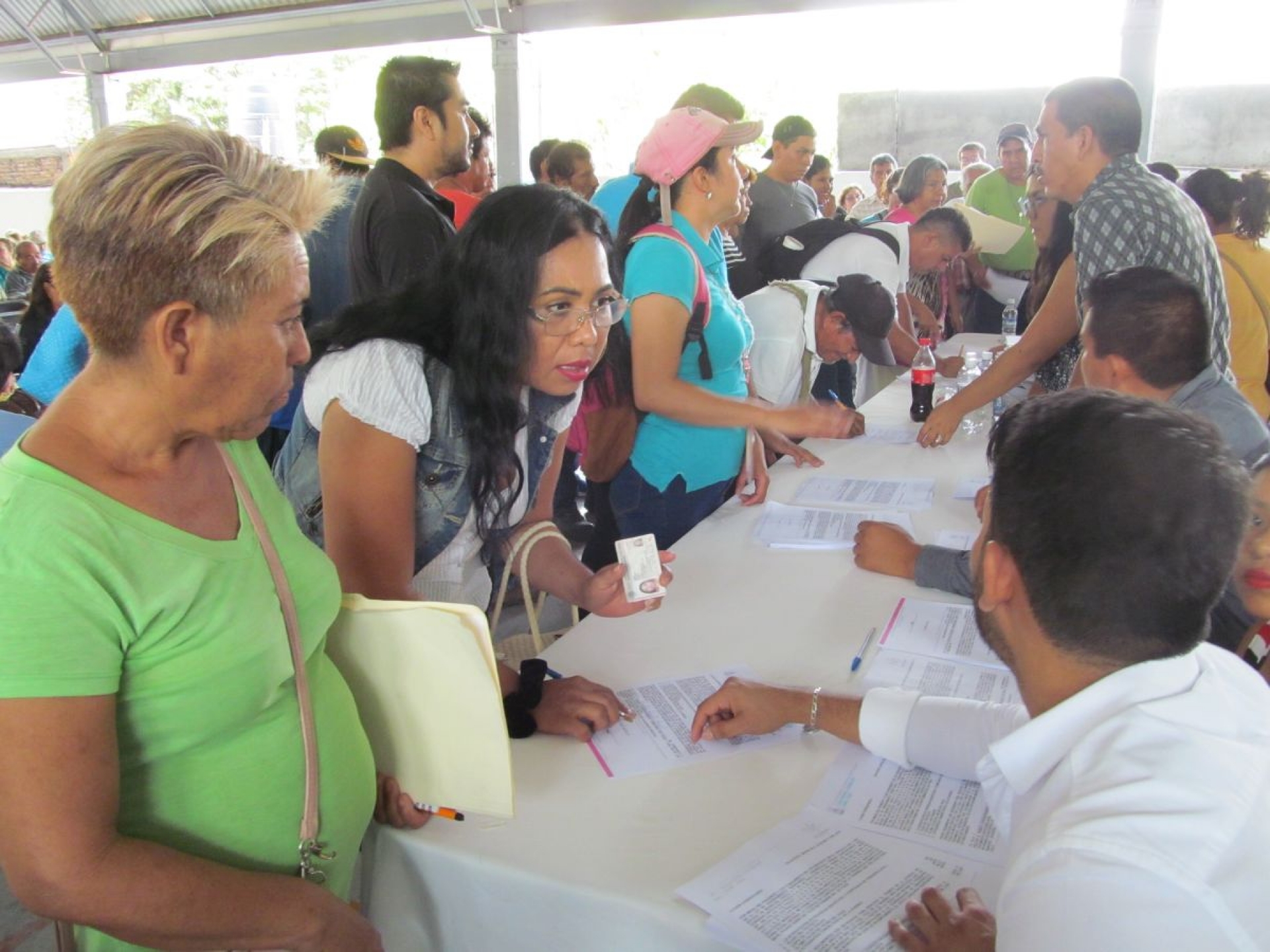 Damnificados de Zacatepec firman convenios para recibir apoyos