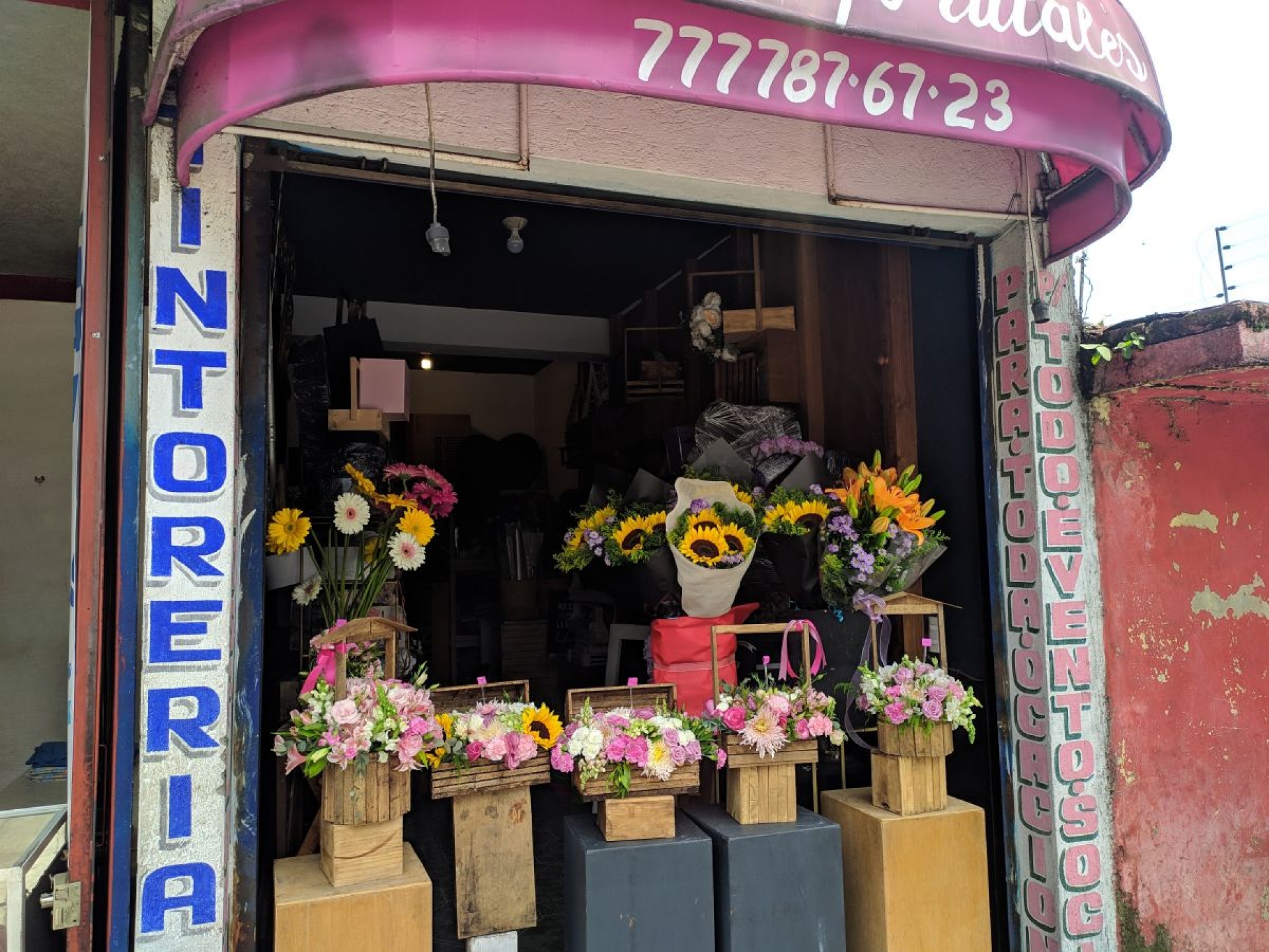 Por cancelación de eventos cae venta de arreglos florales