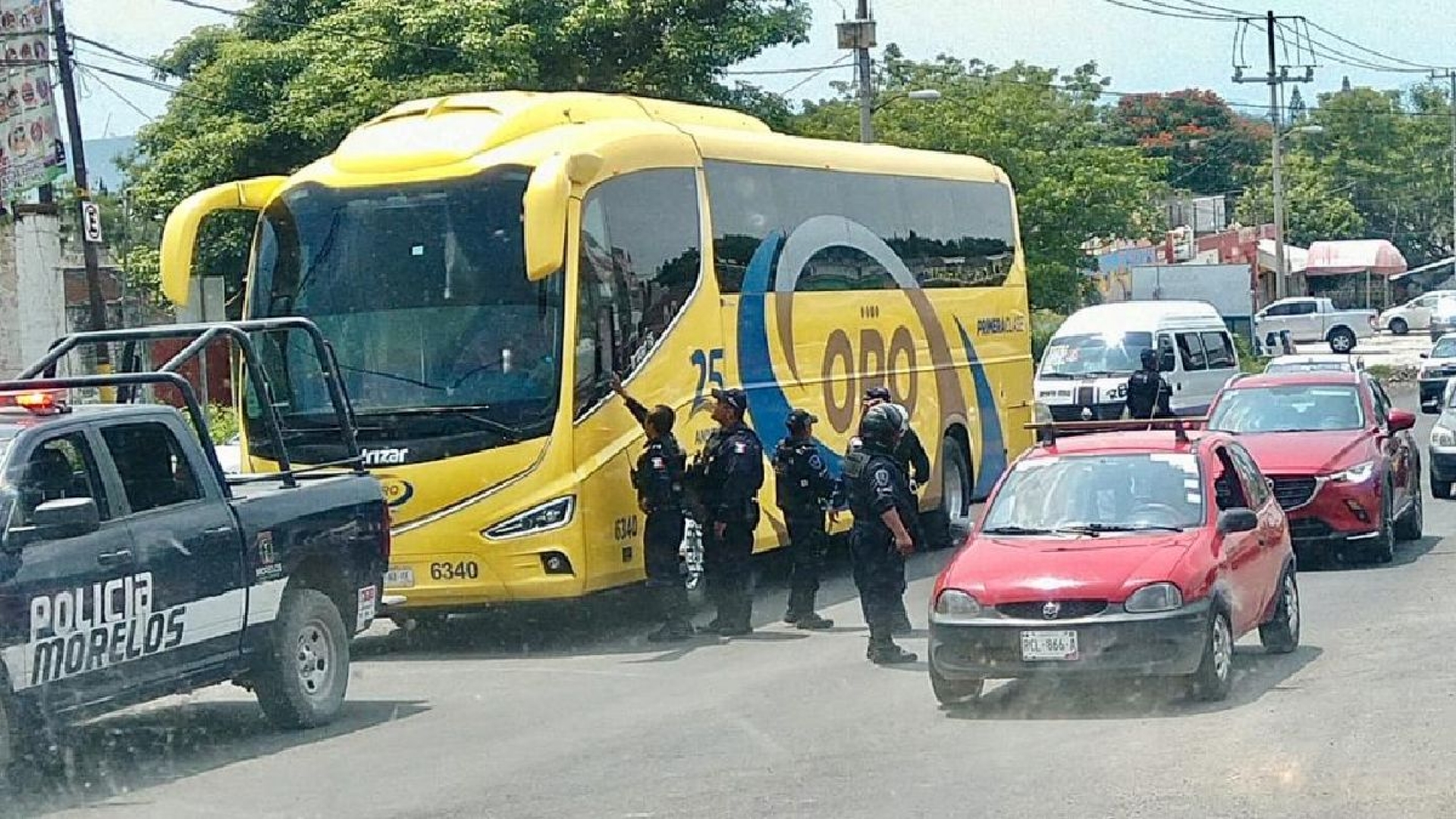 Normalistas de Amilcingo secuestran autobuses en Cuautla