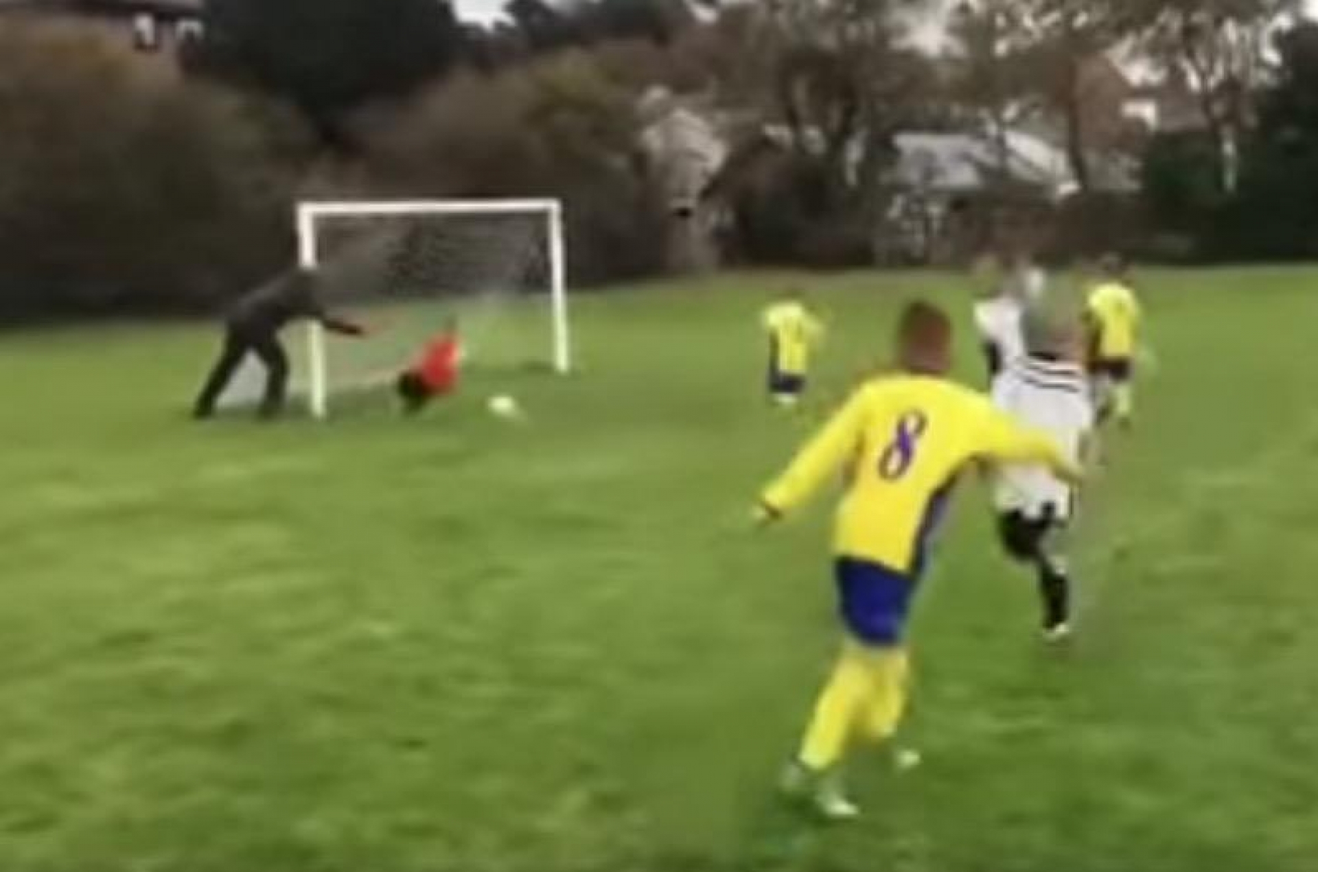 VIDEO: Padre empuja a su hijo para evitar gol