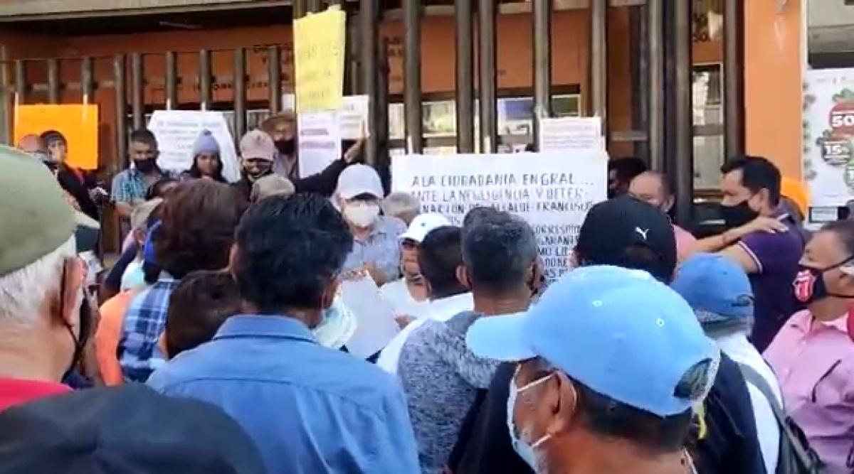 Retiran bloqueo jubilados del ayuntamiento capitalino, tras acuerdos