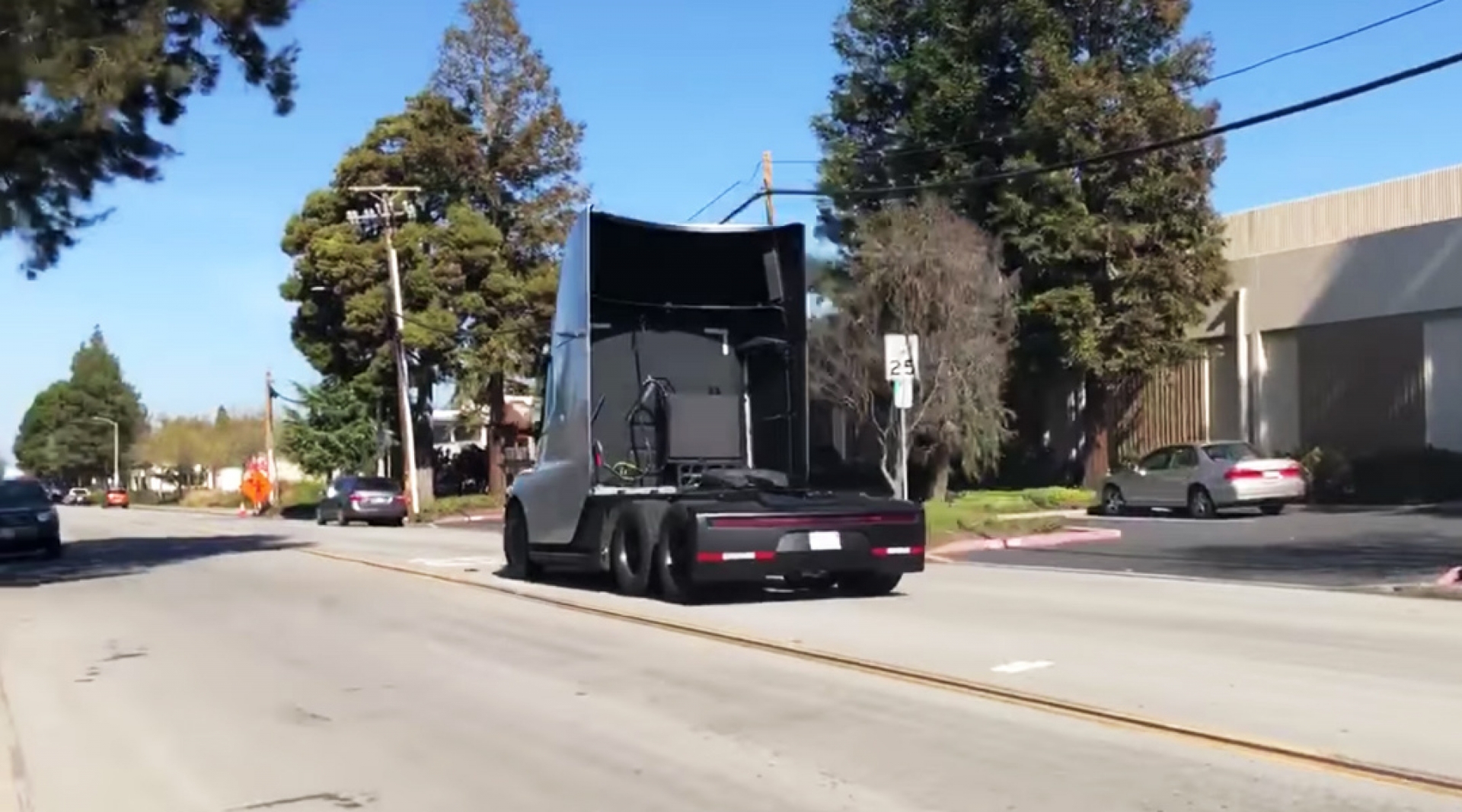 Un video muestra cómo acelera el camión eléctrico de Tesla