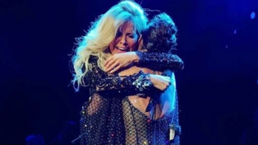 Alejandra Guzmán hace llorar a Gloria Trevi en el escenario