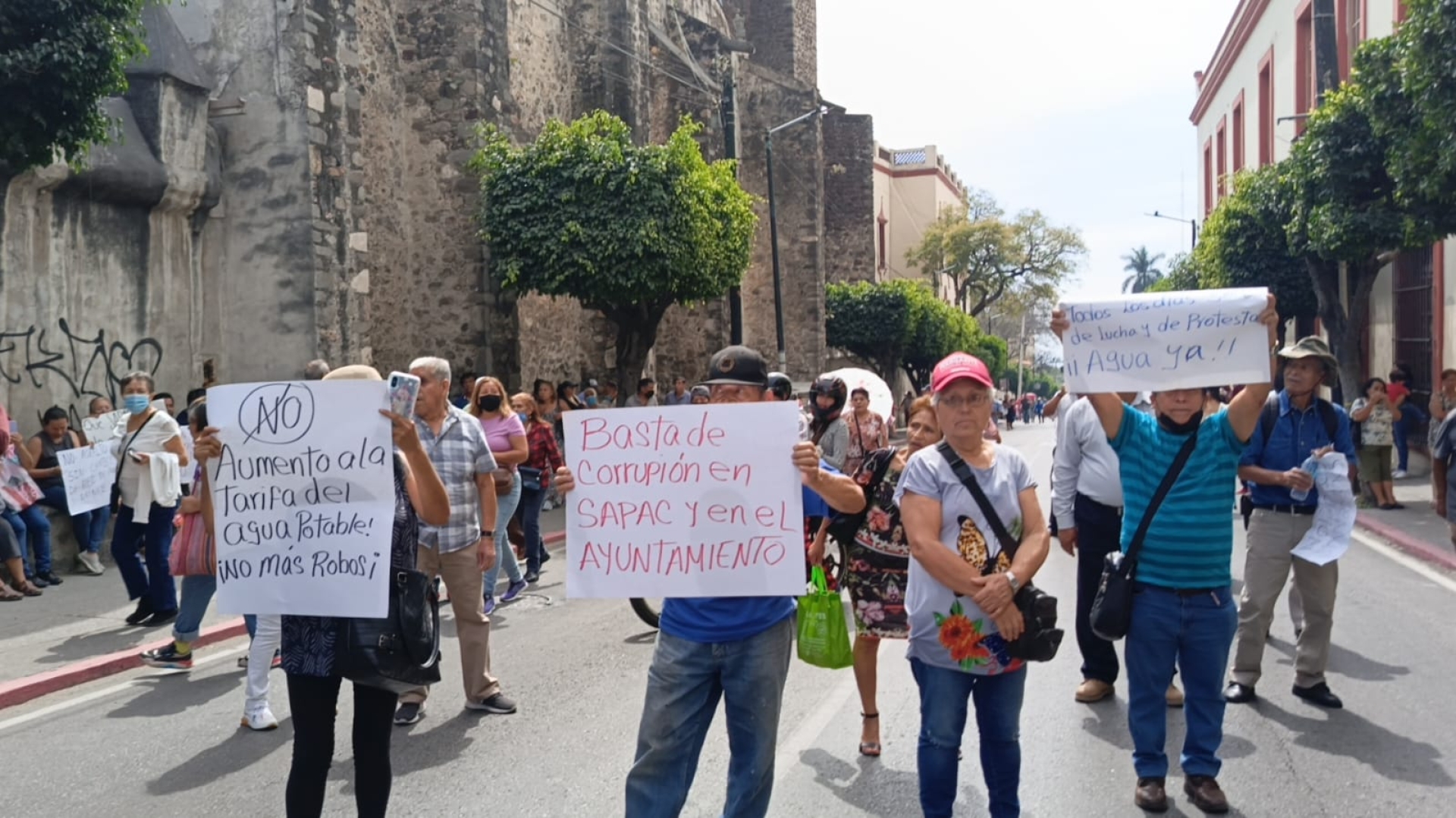 Demanda Asociación Cívica Morelense dotación y cobro justo de agua potable; bloquea avenida