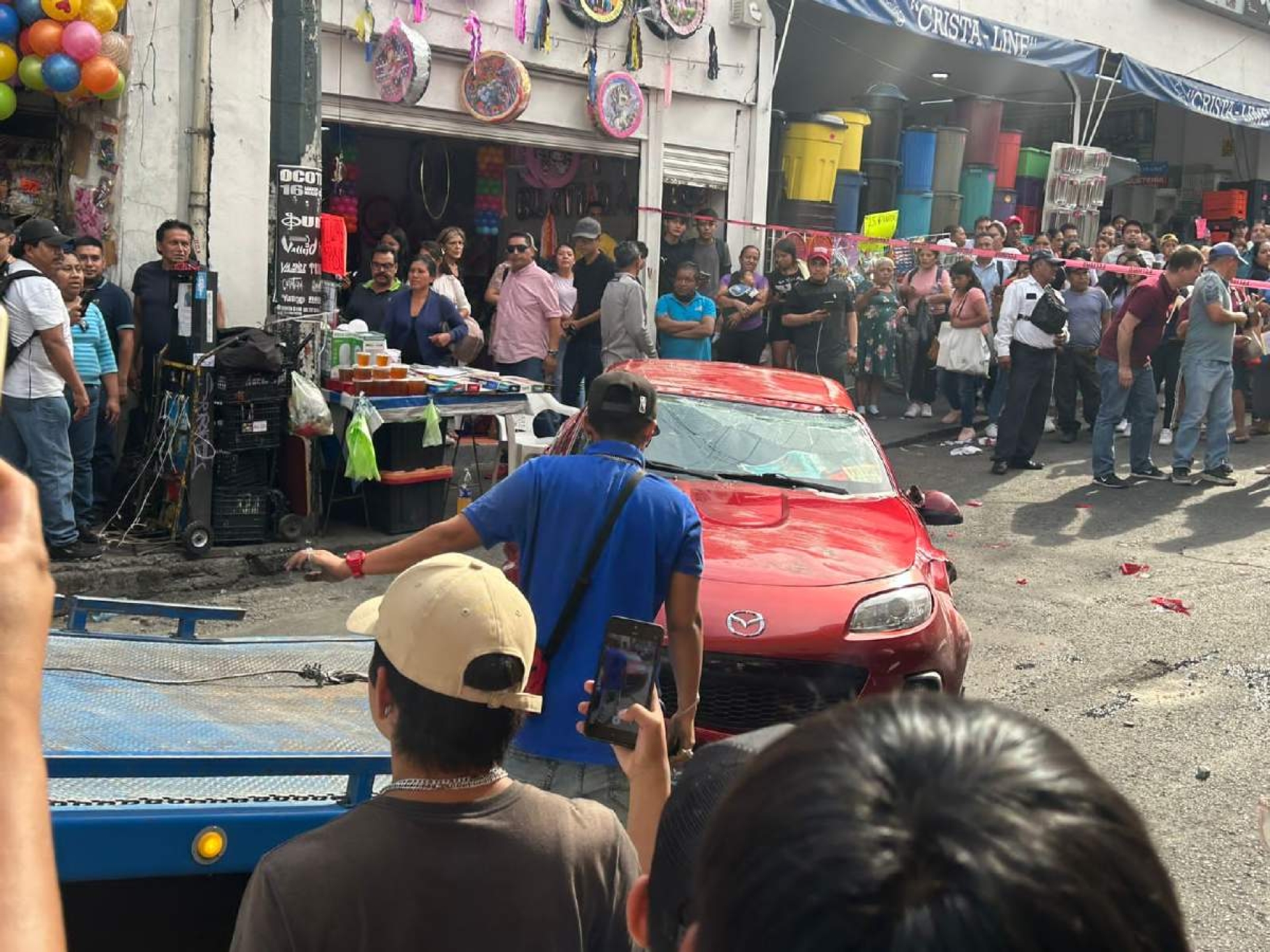 Vuelca auto en pleno centro de Cuernavaca