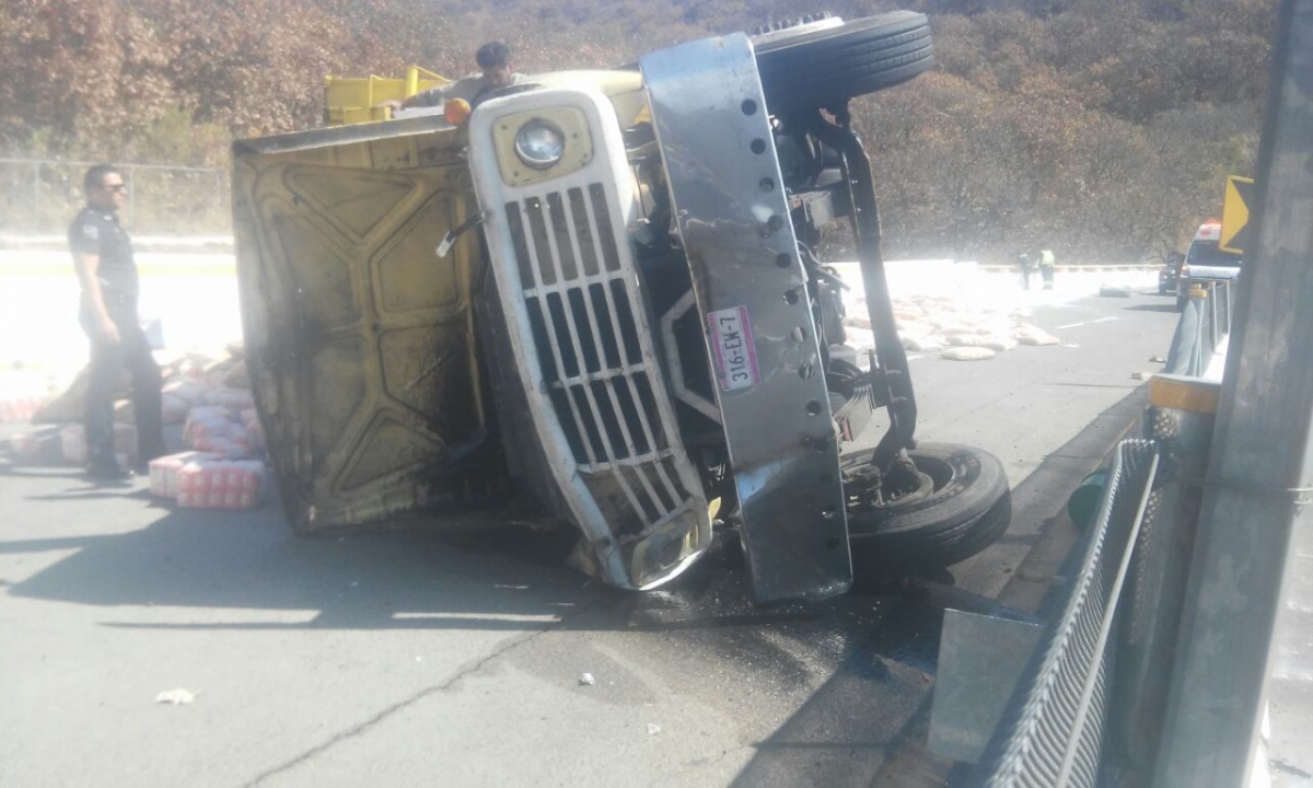 Volcadura de un camión deja un muerto y dos heridos