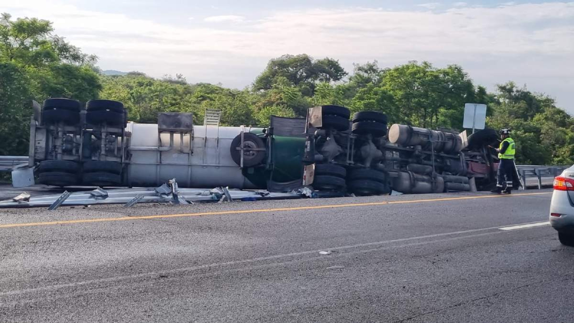 Volcadura de pipa deja dos muertos