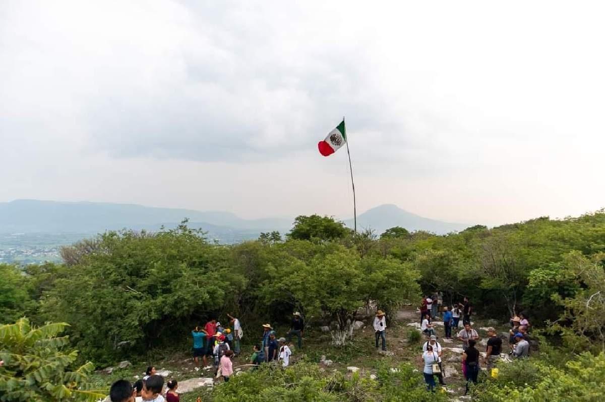 Colocan bandera de México en el cerro De la Tortuga de Zacatepec