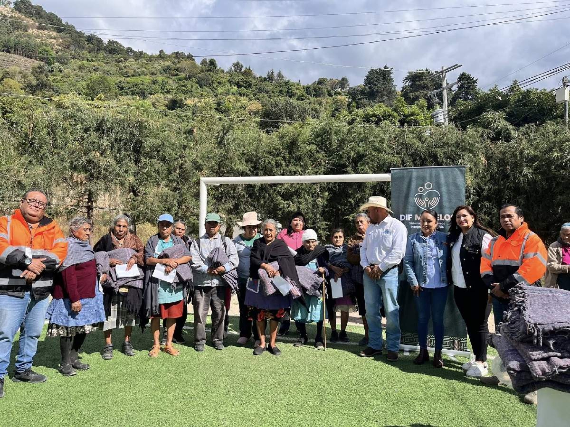 Entregan cobertores para hacer frente al frío en Hueyapan