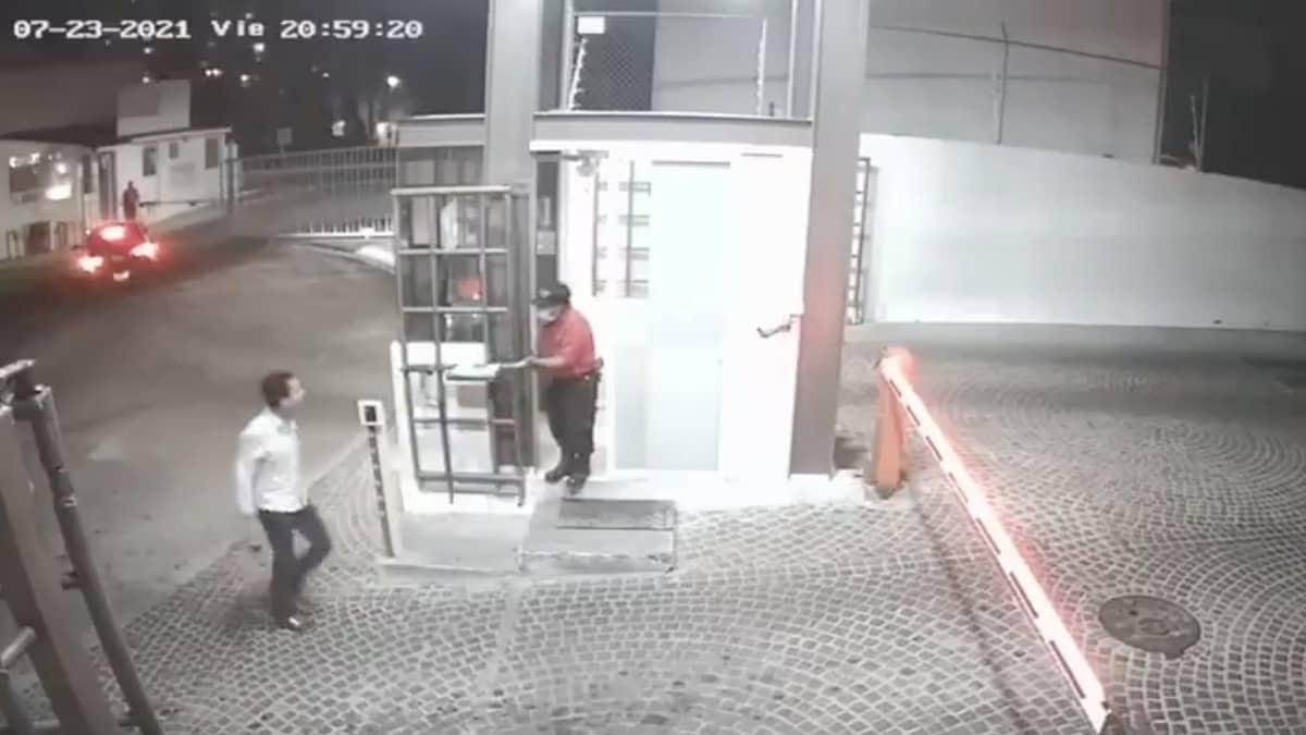 Jóvenes golpean a vigilante adulto mayor en Querétaro