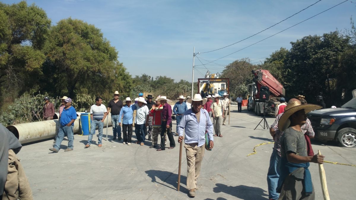 Bloquean campesinos puente Apatlaco en protesta contra acueducto