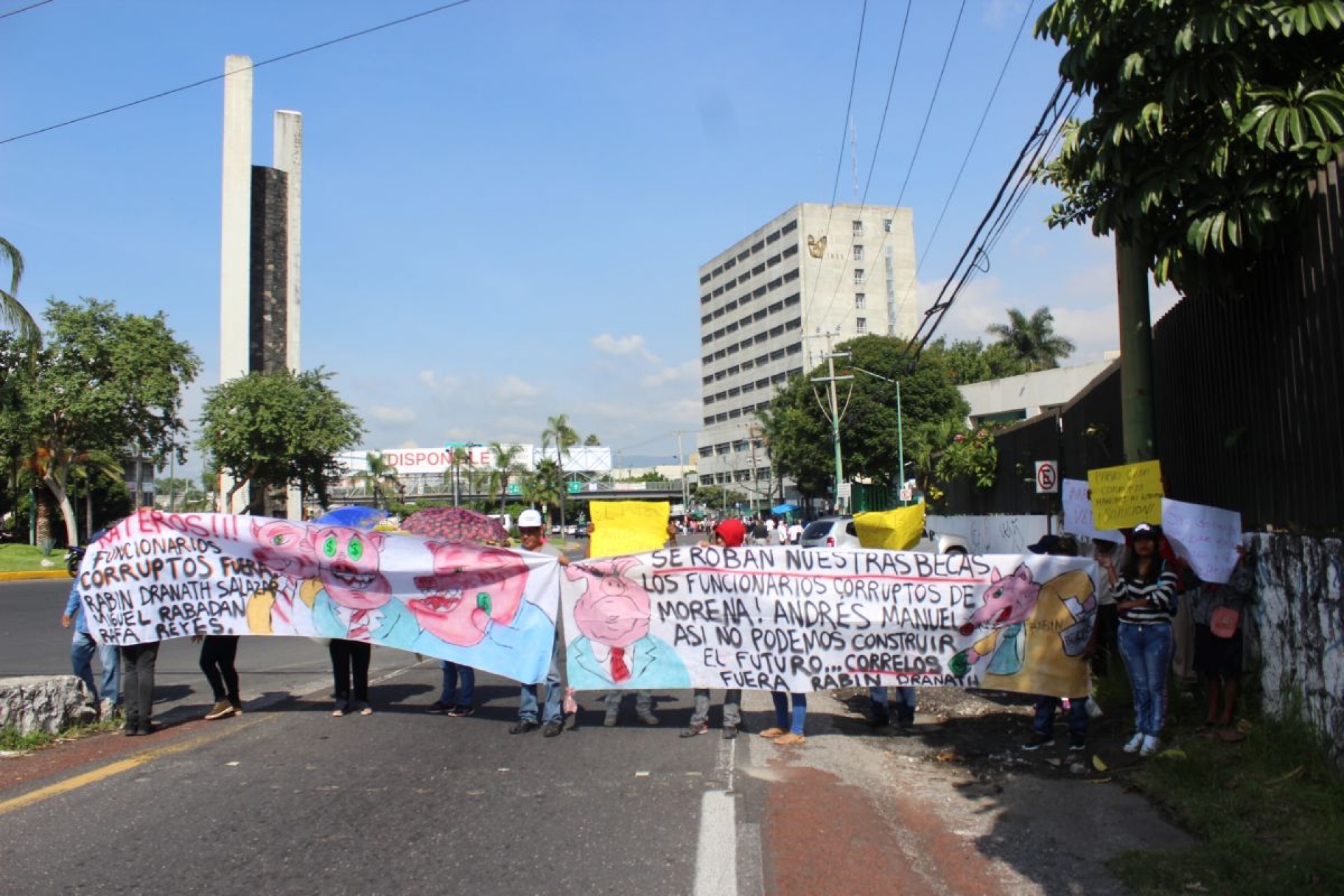 Becarios repiten su bloqueo