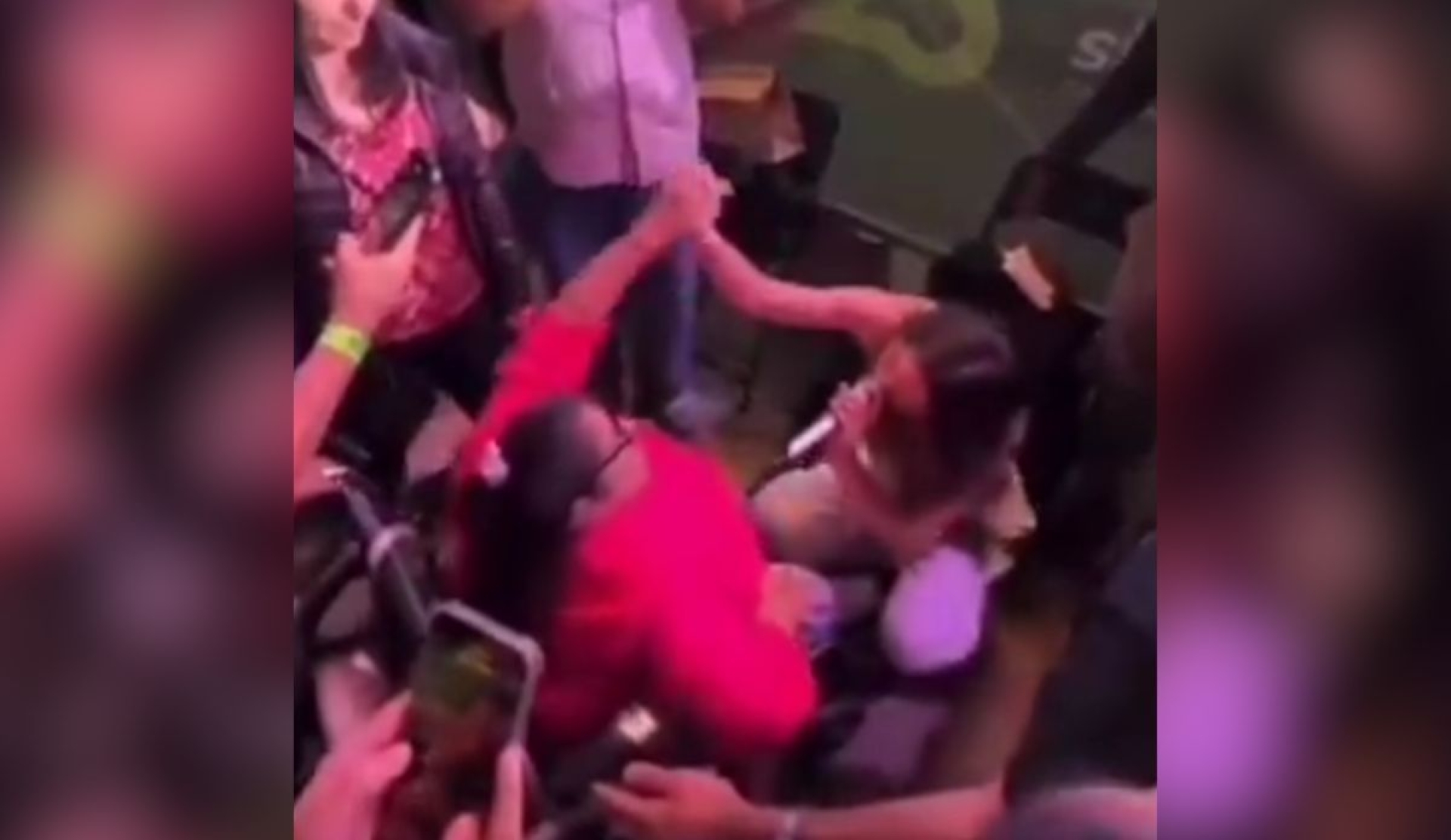 Belinda baja del escenario y crea momento viral con fan en silla de ruedas