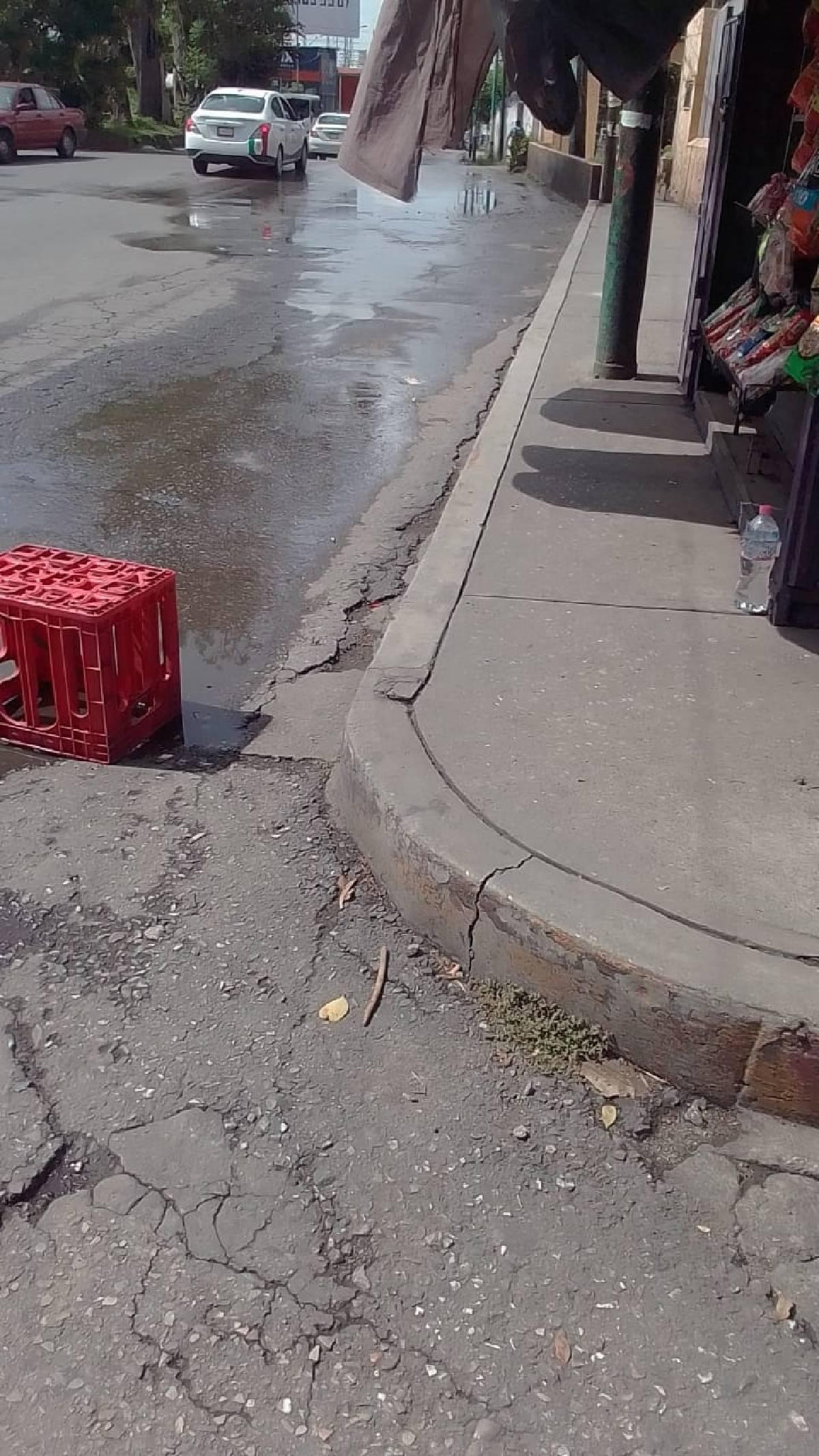 Denuncian fuga de aguas negras afuera de terminal camionera