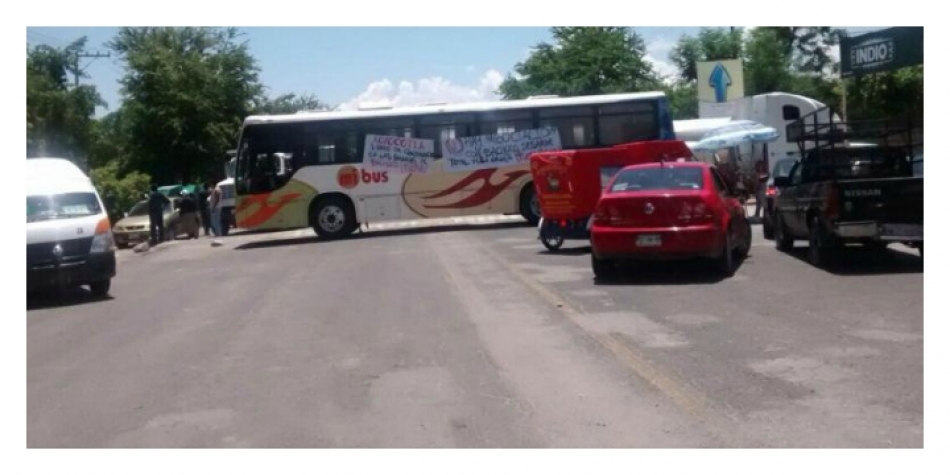 Bloquean habitantes de Xoxocotla la carretera Jojutla-Alpuyeca para pedir el cierre definitivo de granja avícola