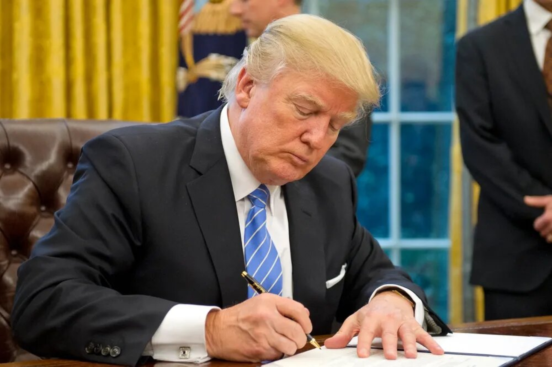 Trump prohíbe procedimientos de reasignación de sexo en menores de 19 años