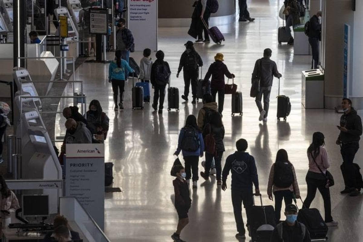Estados Unidos restringe viajes hacia el sur de África por variante Ómicron