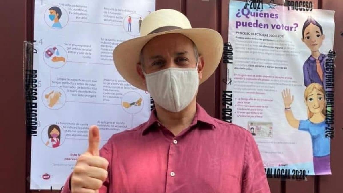 Hugo López-Gatell salió a emitir su voto con todo y cubrebocas