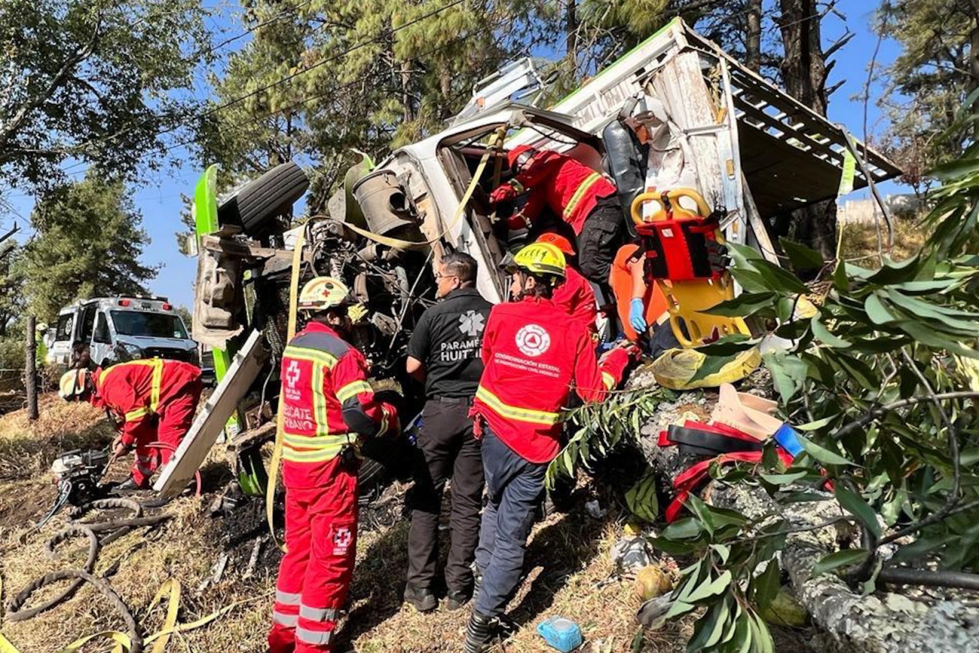 Rescatan a dos personas con vida tras volcadura de torton sobre carretera federal Cuernavaca–México