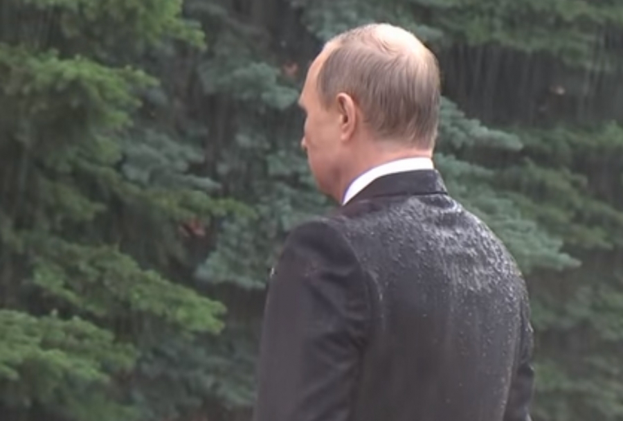 Vladímir Putin ignora intensa lluvia durante homenaje (VIDEO)