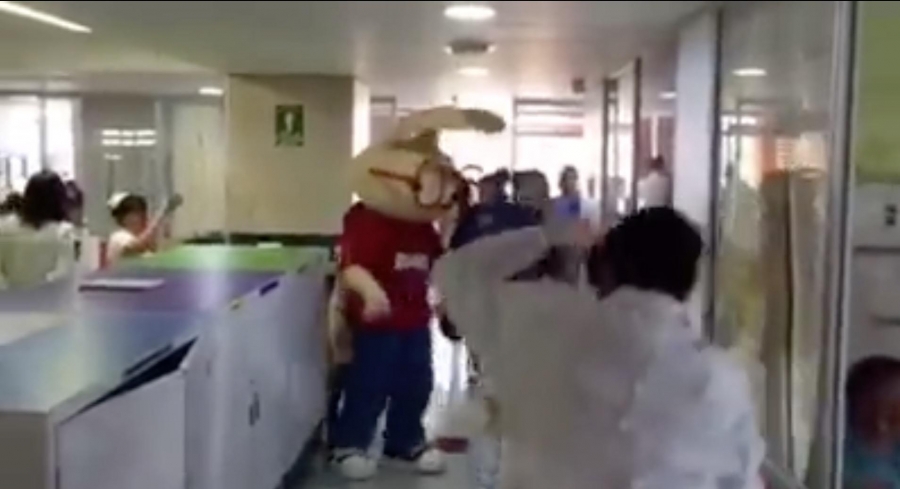 Médicos contagian de alegría a pacientes con cáncer
