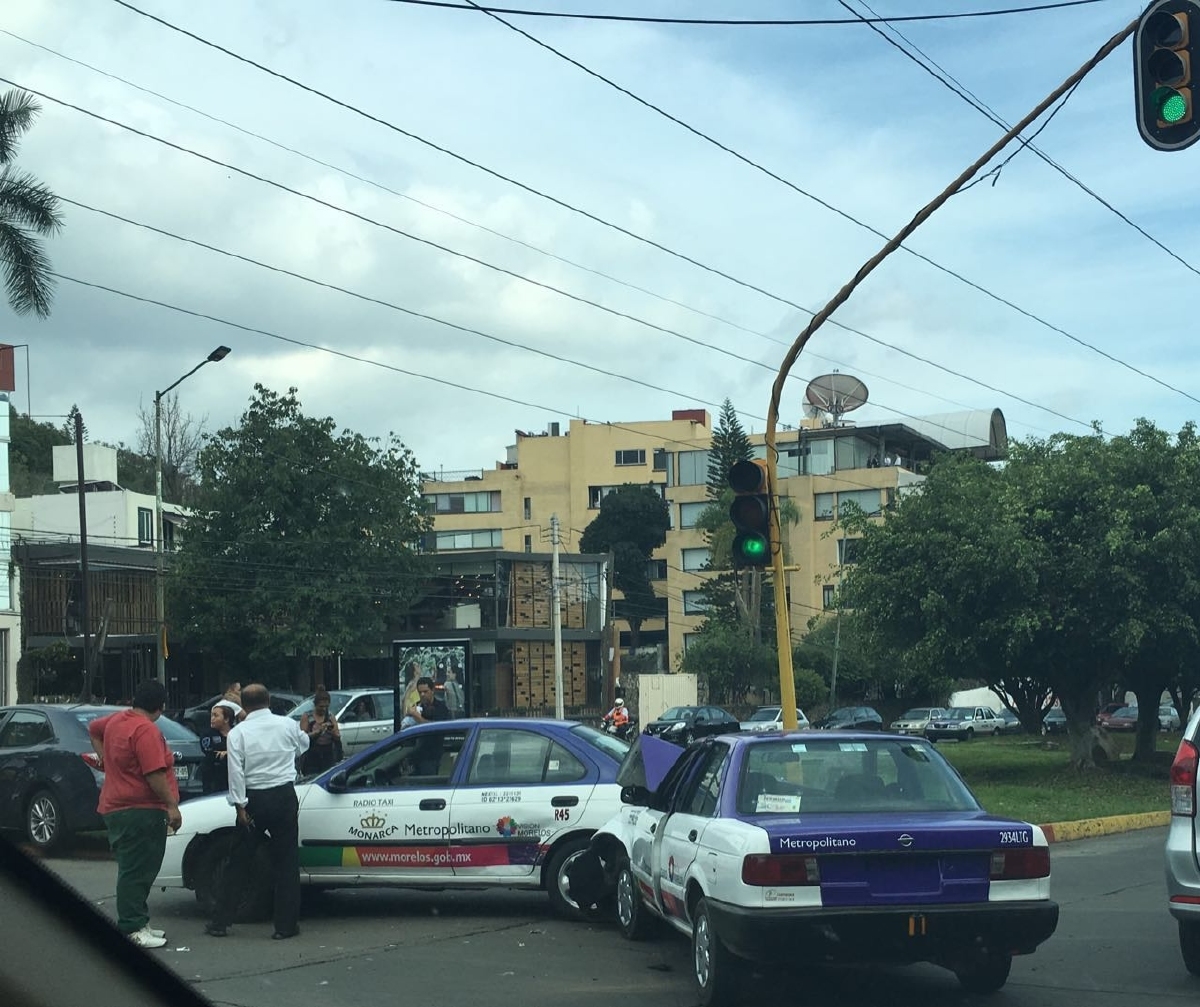 Chocan dos taxis en la avenida Teopanzolco