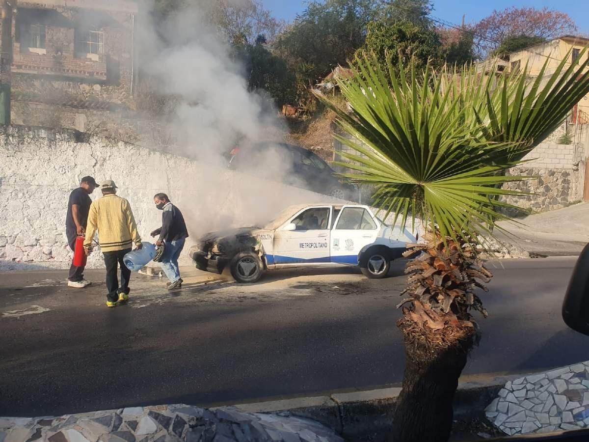 Se le quemó el taxi por una falla eléctrica