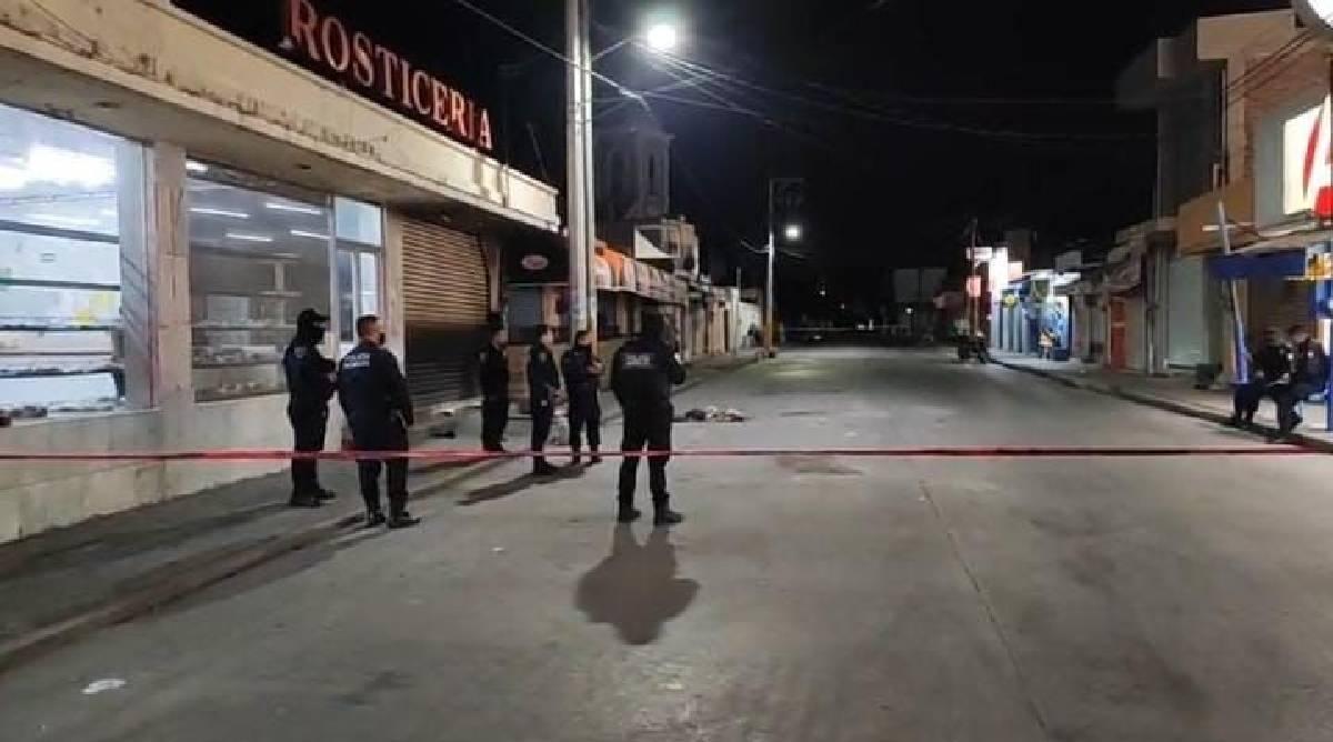 Convulsionan tres hombres afuera de un mercado de Cuautla