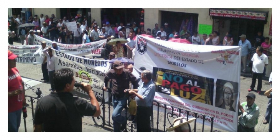 Se manifiestan integrantes de la ANUEE en el centro de Cuernavaca