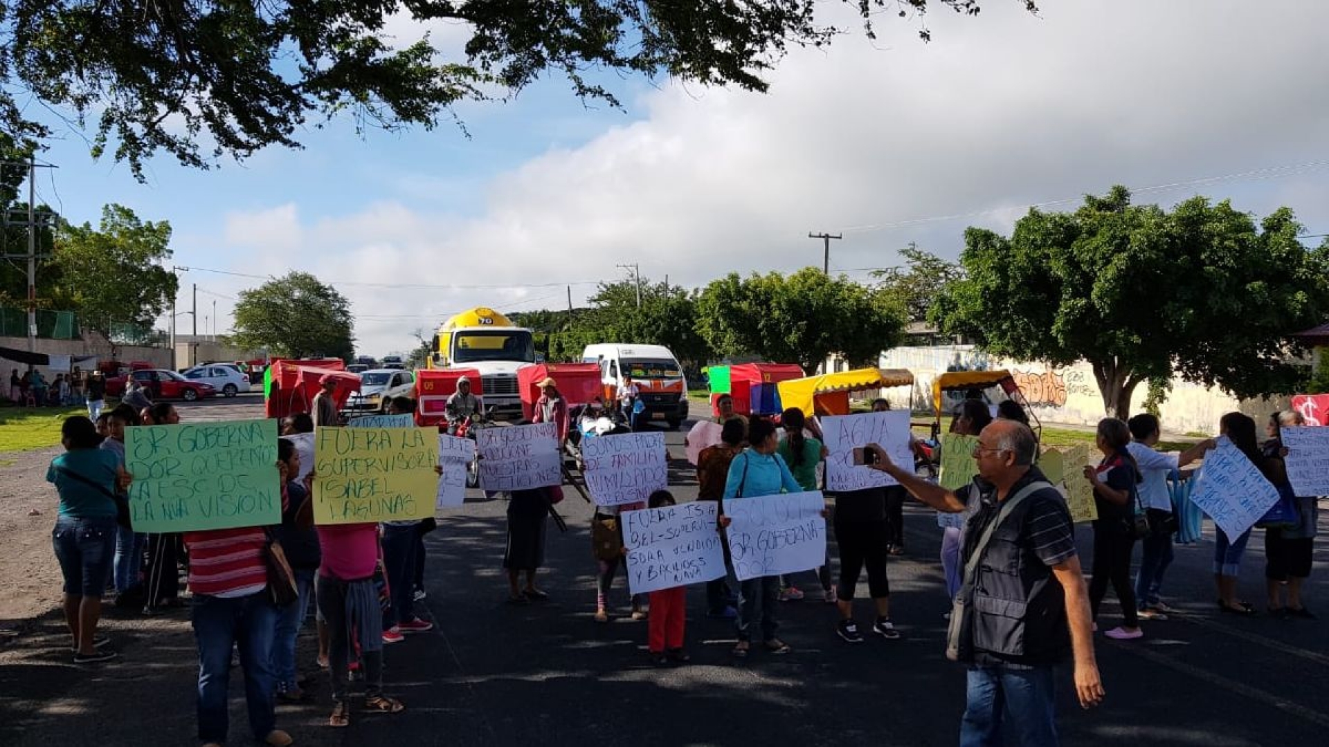 Con cierre carretero madres de Xoxocotla exigen concluir la construcción de una primaria