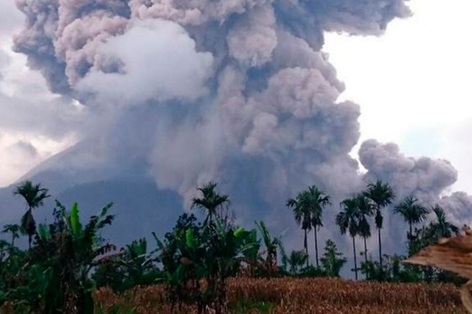 El Volcán Sinabung, 400 años dormido, vuelve a entrar en erupción