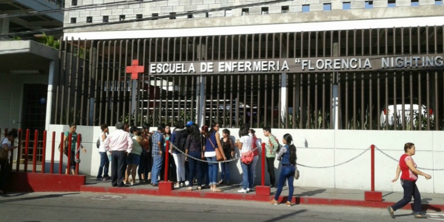 Se manifiestan estudiantes de enfermería: no les han entregado título ni cédula profesional
