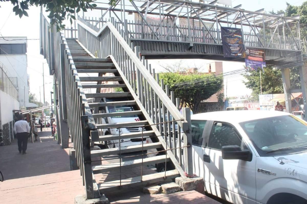 Inician reparaciones en puente peatonal de Chipitlán