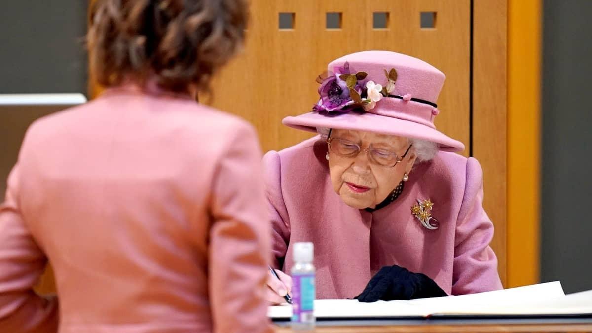 La Reina Isabel II retoma compromisos oficiales