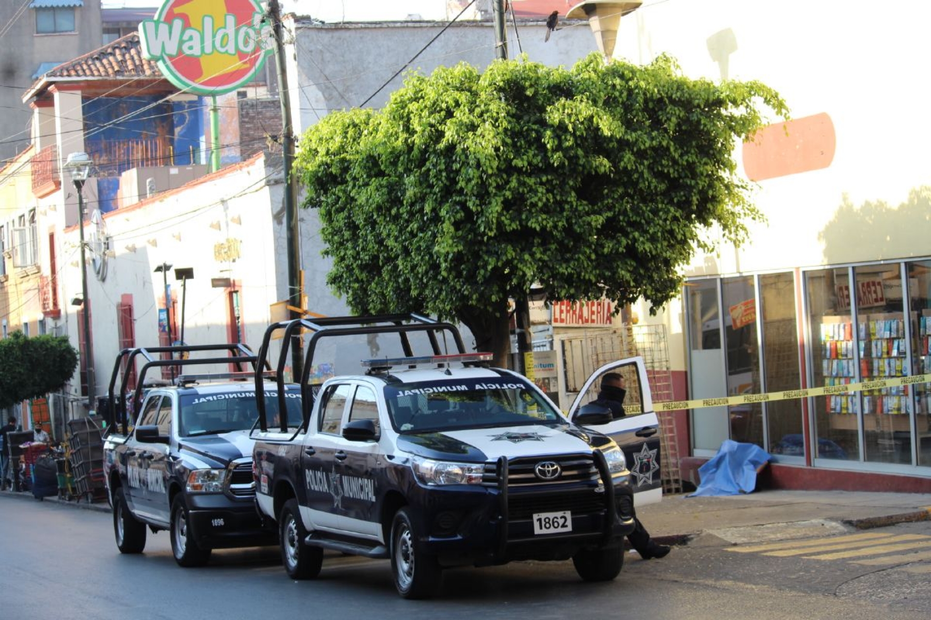 Encuentran un cadáver afuera de un supermercado