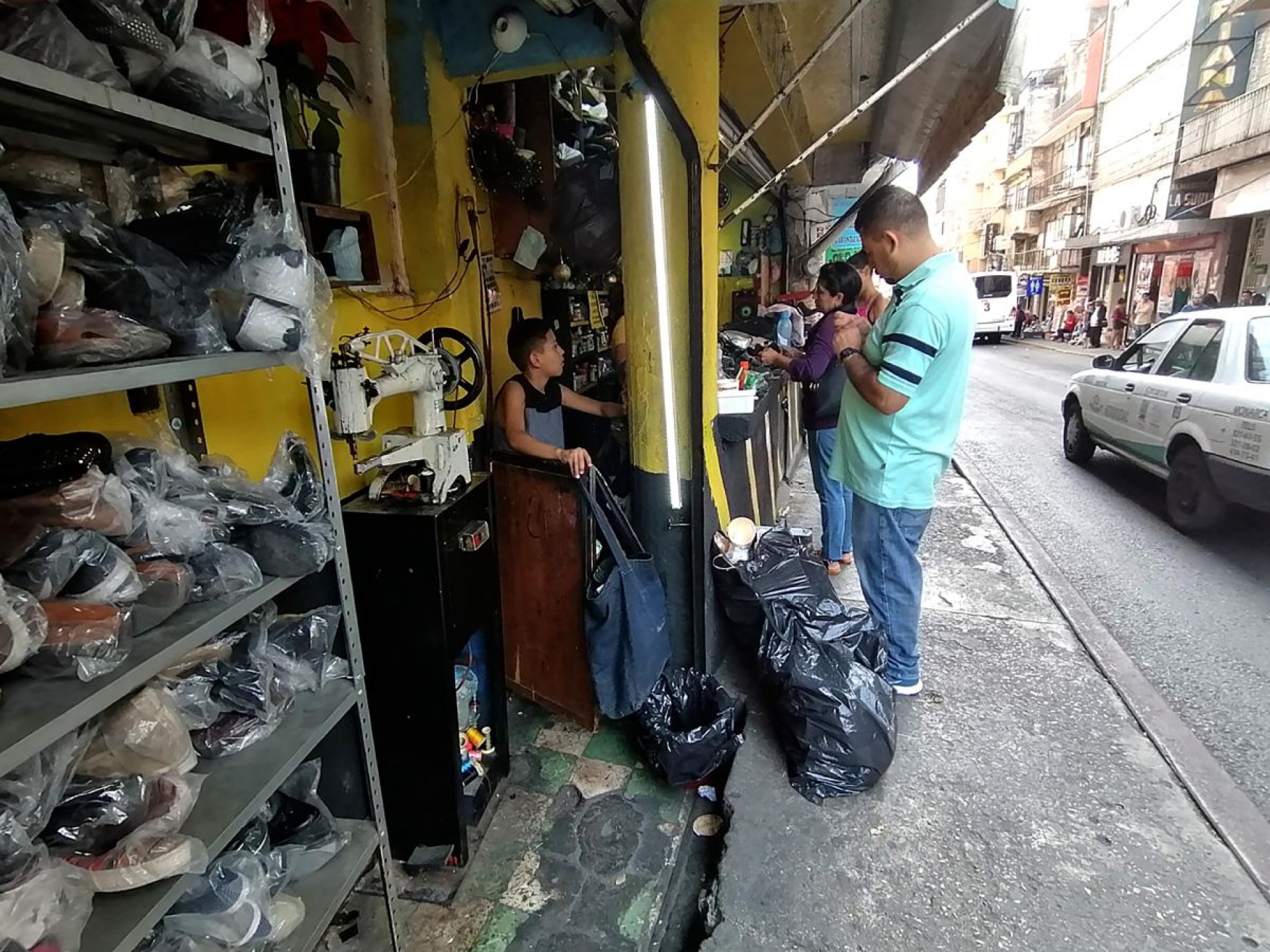 LOS ZAPATOS DE OBRERO