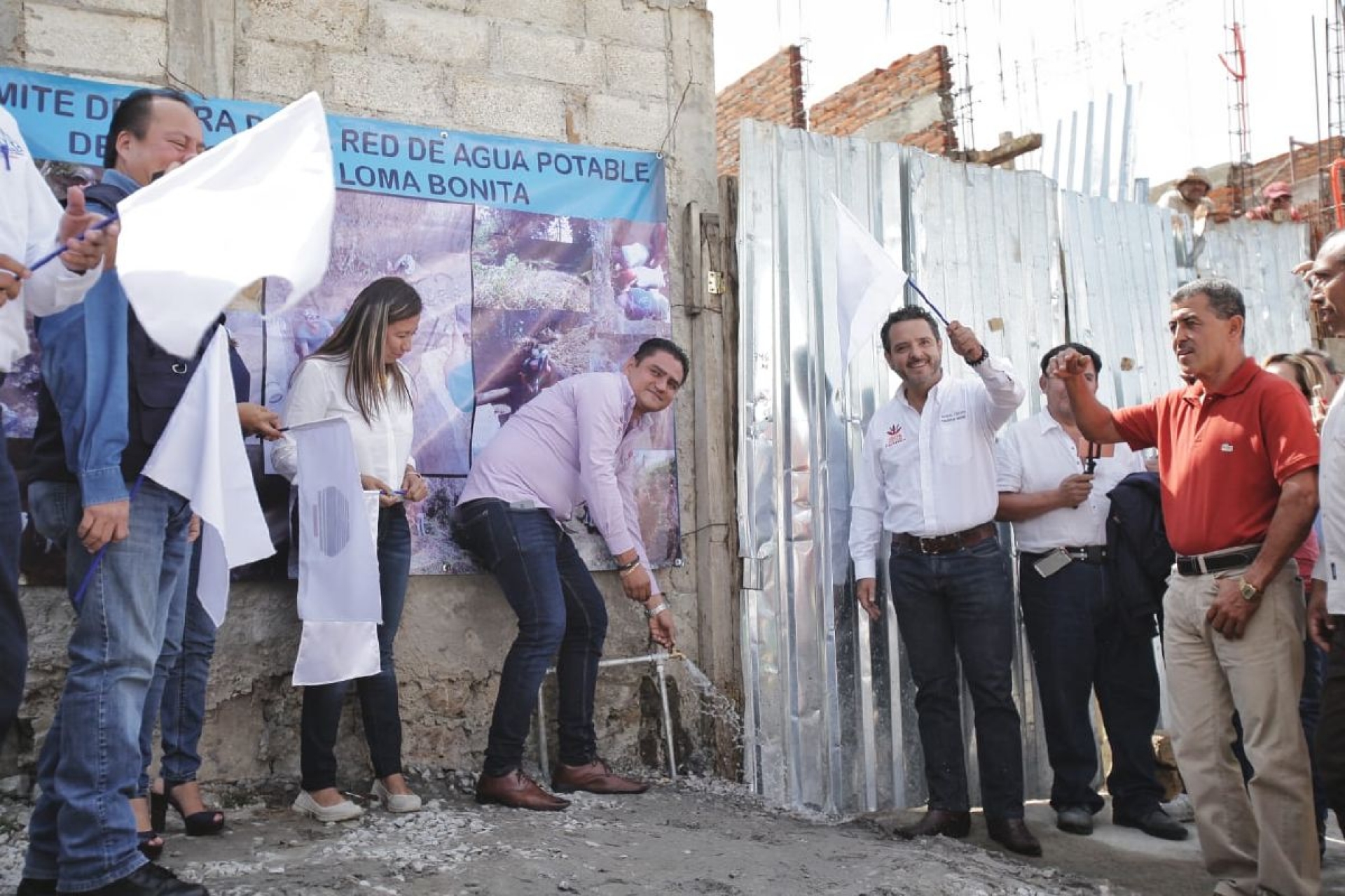 Inaugura Antonio Villalobos red de agua potable en Loma Bonita