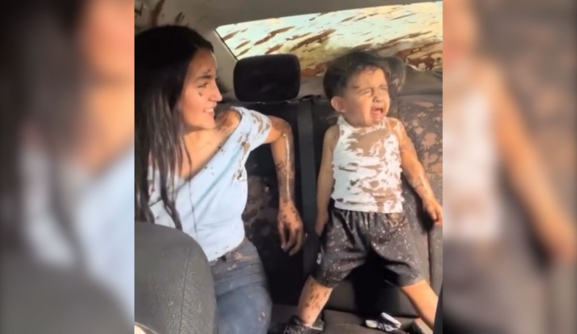 Niño y su hermana quedan empapados tras imprudencia de conductor en calle mojada