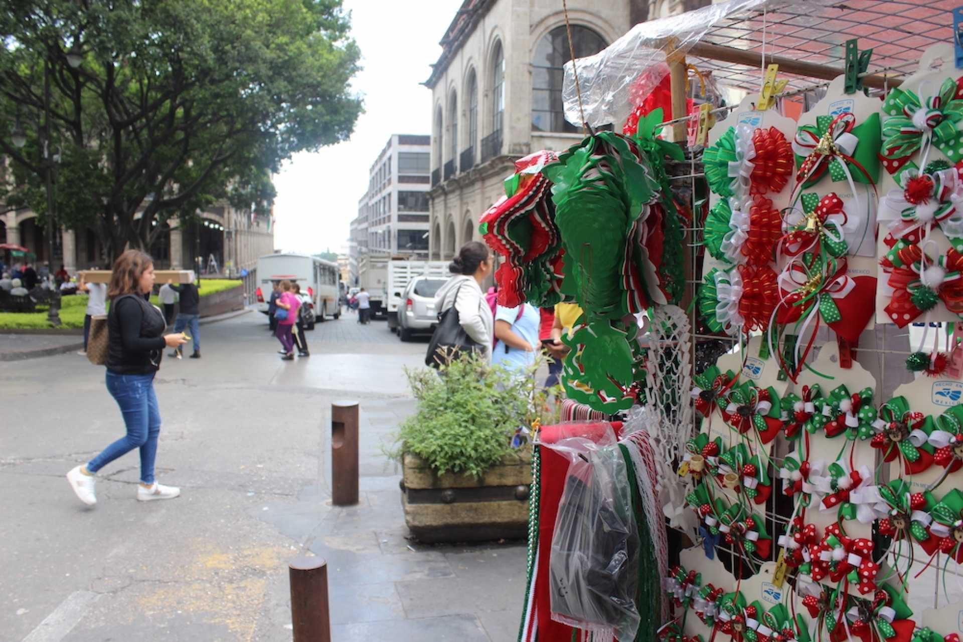 Tianguis de fiestas patrias ocupa primer cuadro