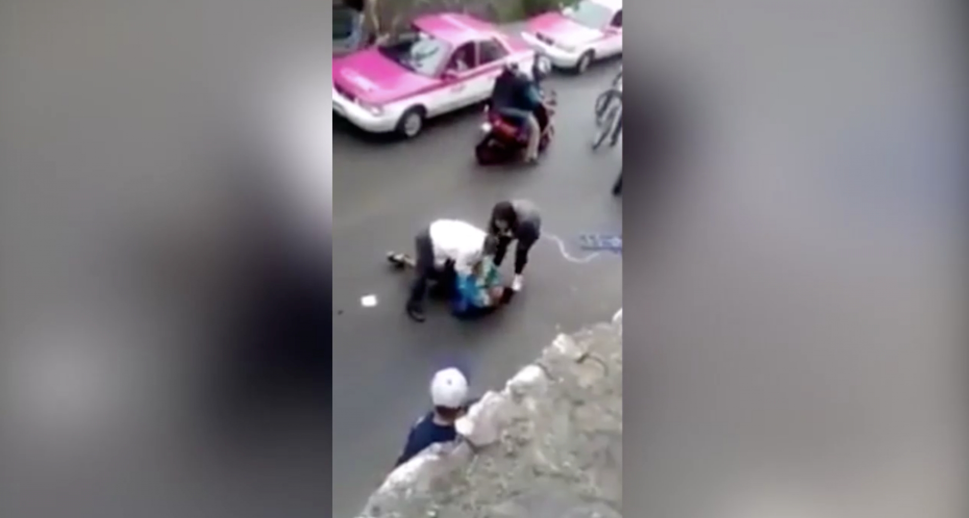 Taxista es apuñalado al dejar levantar a ladrón al que tenía sometido