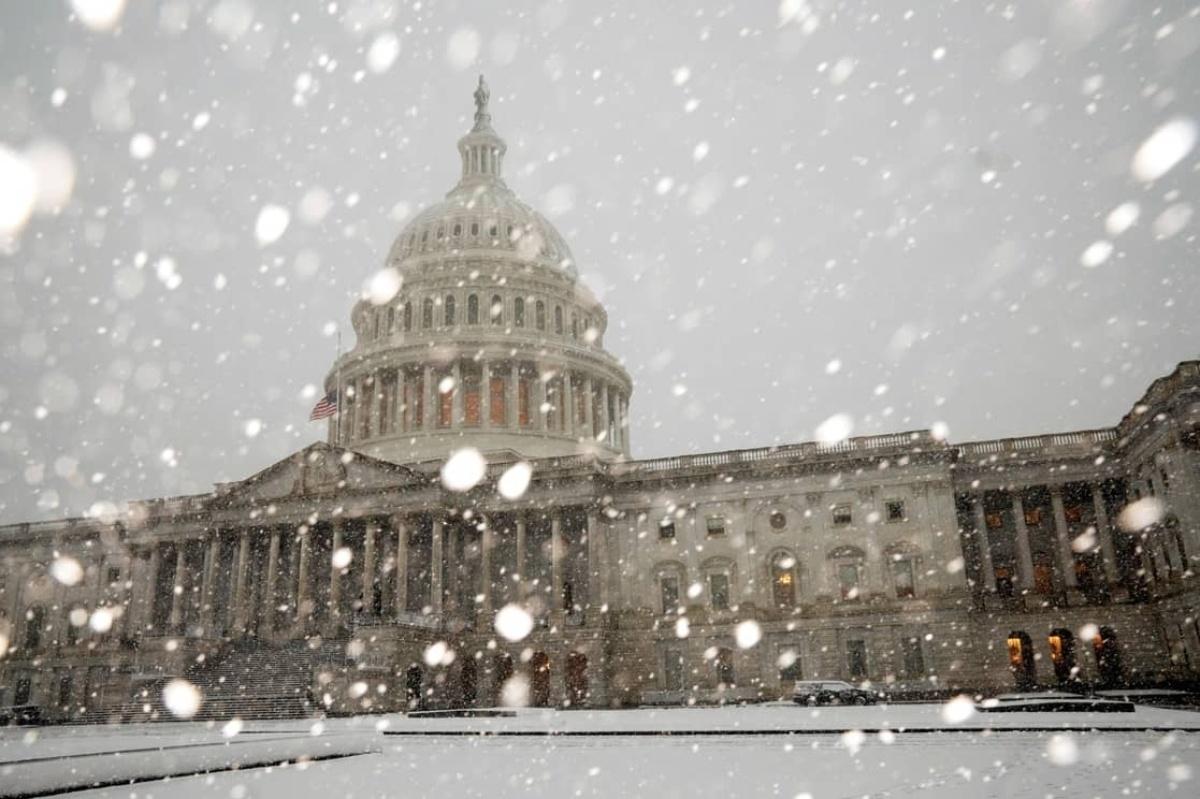 Cierra Washington oficinas federales y escuelas por tormenta invernal