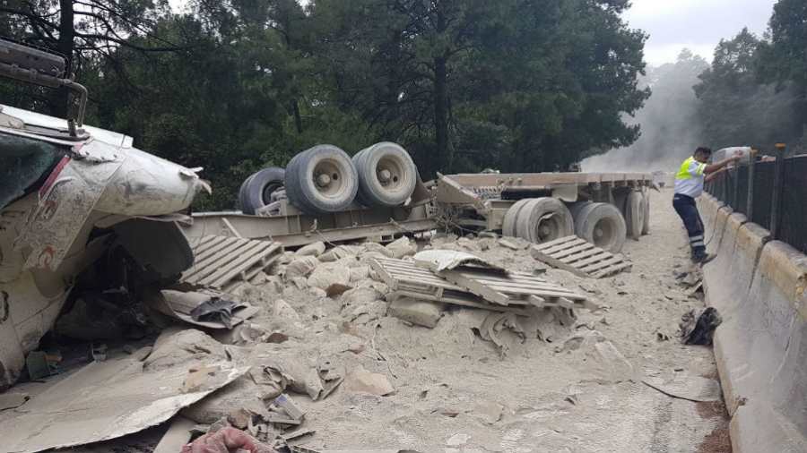 Vuelca camión que transportaba cemento en la autopista México-Cuernavaca