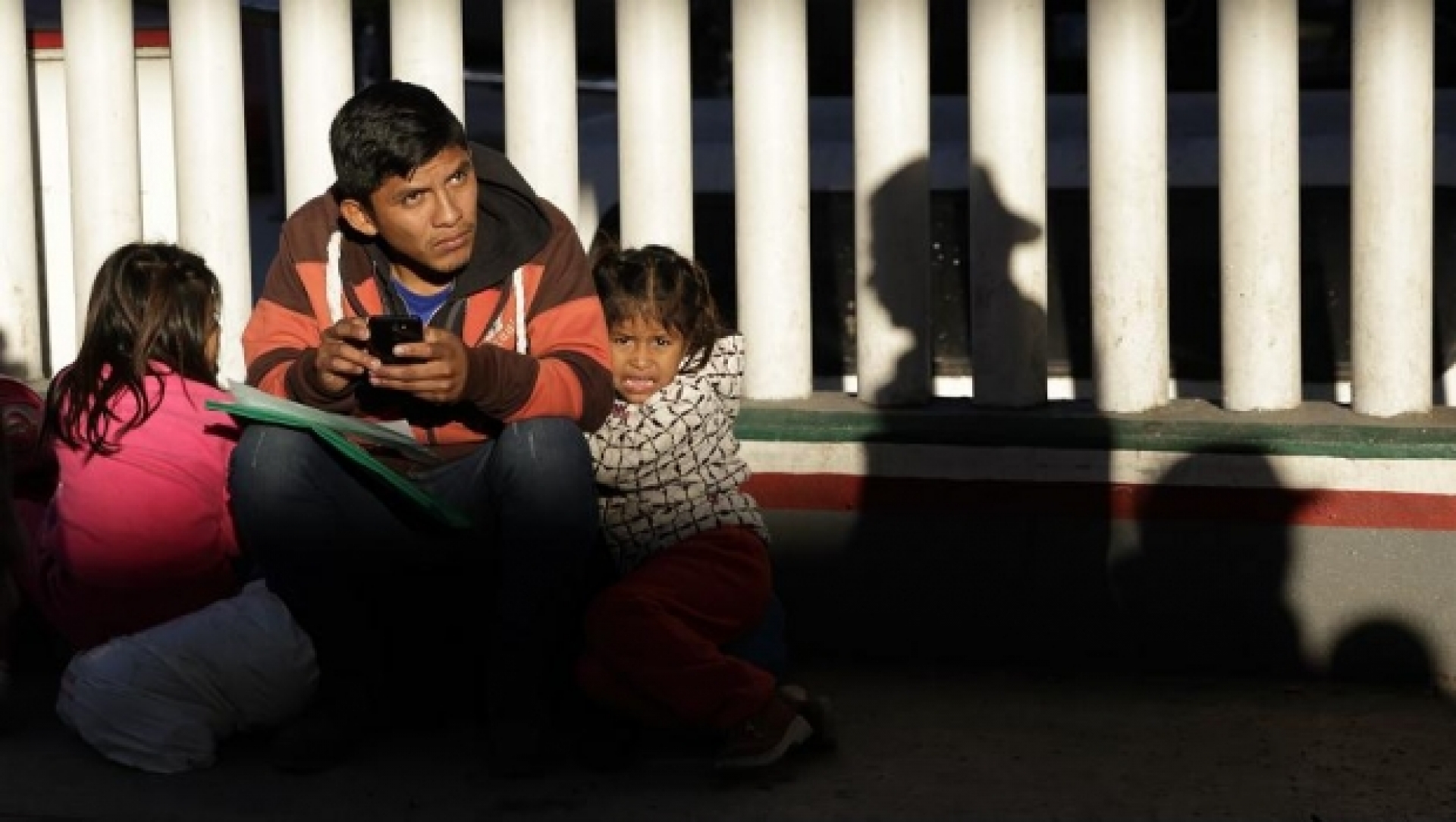 Por nueva caravana migrante, EU envía 250 tropas a frontera con México