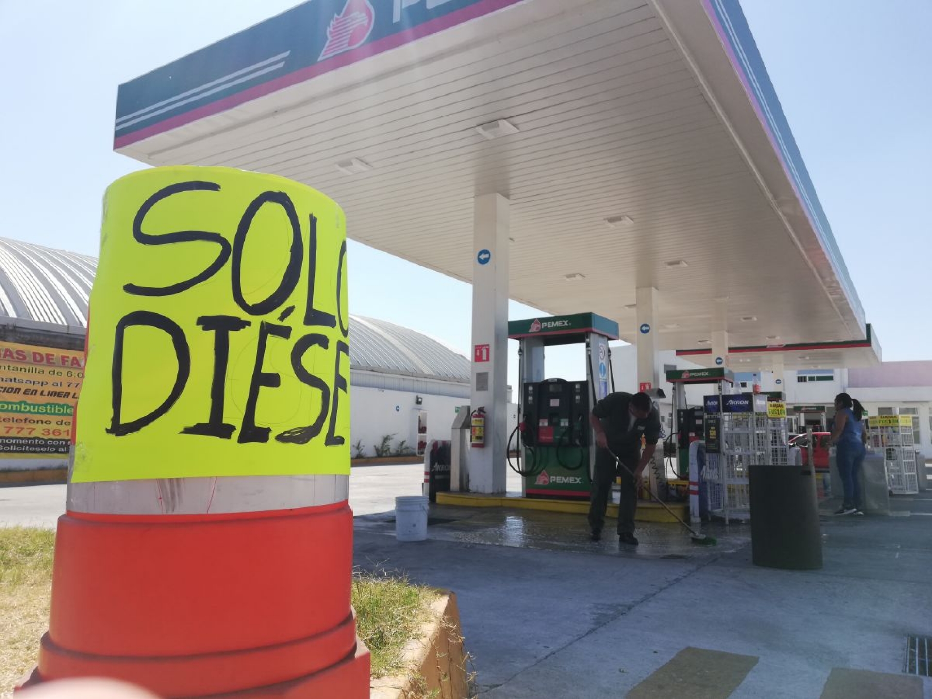 Daña a taxistas la falta de gasolina