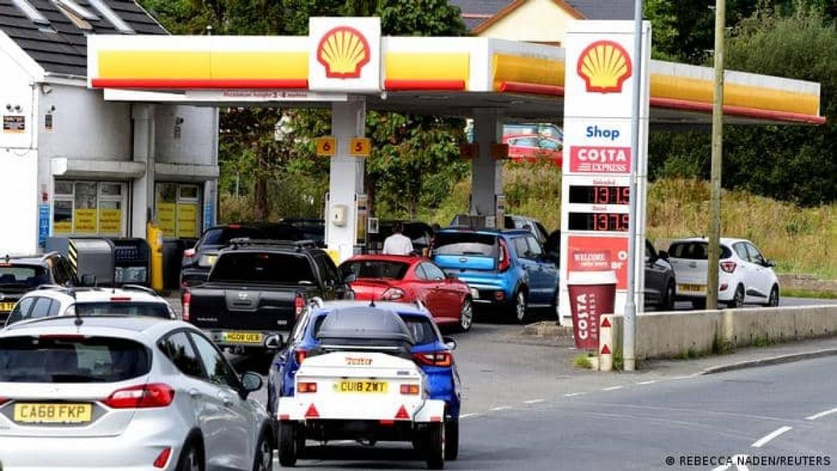 Reino Unido pacta acuerdo con refinería para terminar con escasez de gasolina