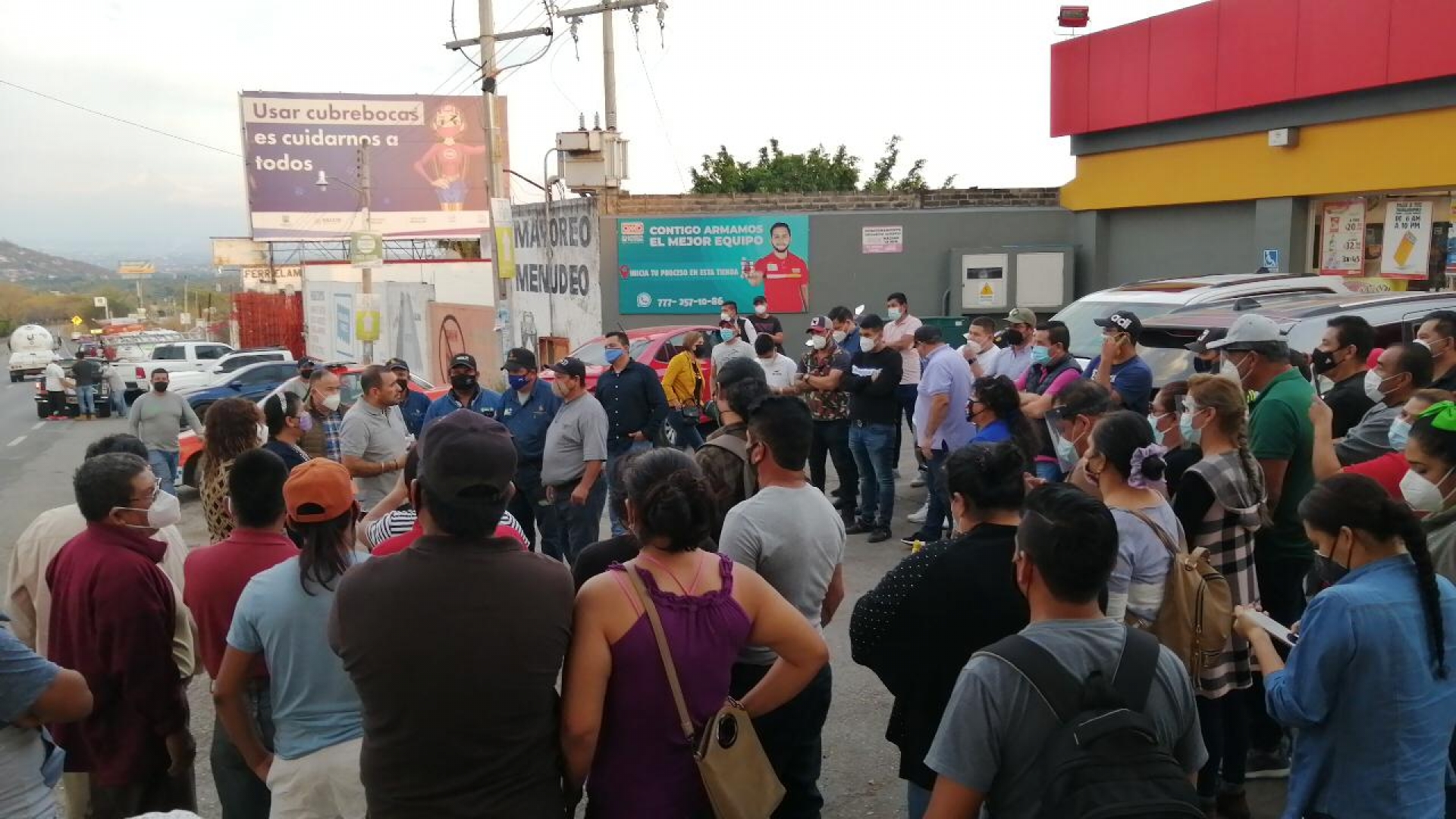 Cierran carretera Yautepec-Cuautla; exigen localización de dos hombres desaparecidos