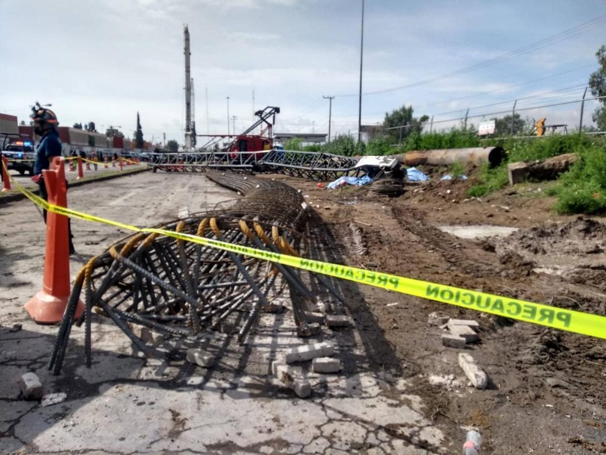 Cae enorme grúa y mata a 5 trabajadores en su primer día de trabajo en Ecatepec